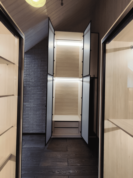 Мансардная гардеробная с витринными фасадами и чёрным алюминиевым профилем