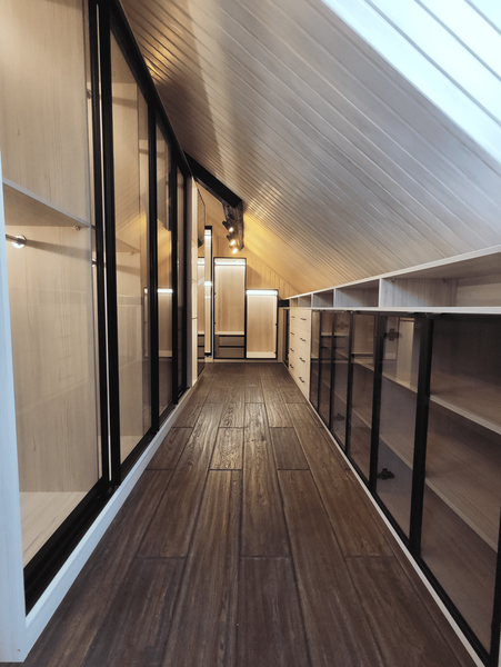 Мансардная гардеробная система с островным модулем и стеклянными фасадами