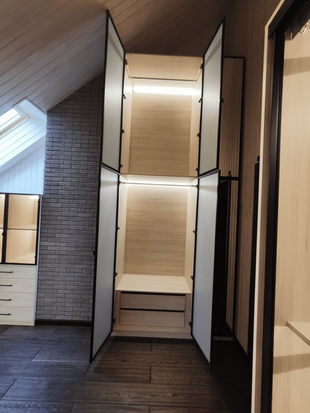 Мансардная гардеробная с симметричной композицией и встроенной подсветкой