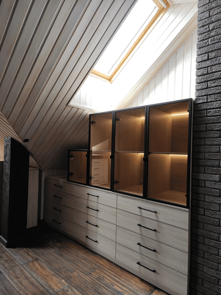 Мансардная гардеробная с остеклёнными витринными модулями и подсветкой