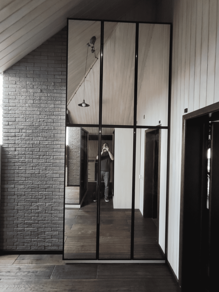 Островная гардеробная система в мансарде с чёрным алюминиевым профилем