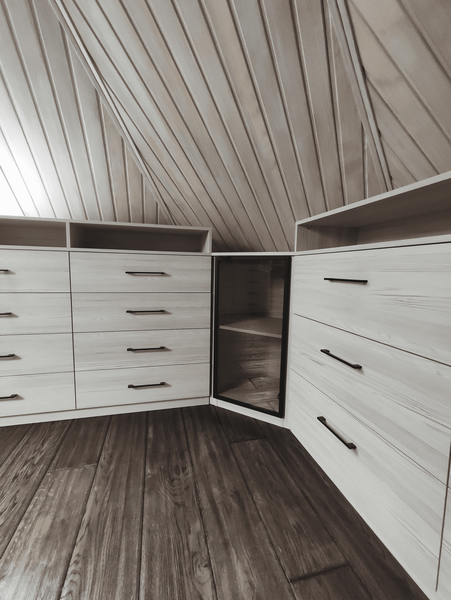 Мансардная гардеробная с зеркальными фасадами во всю высоту