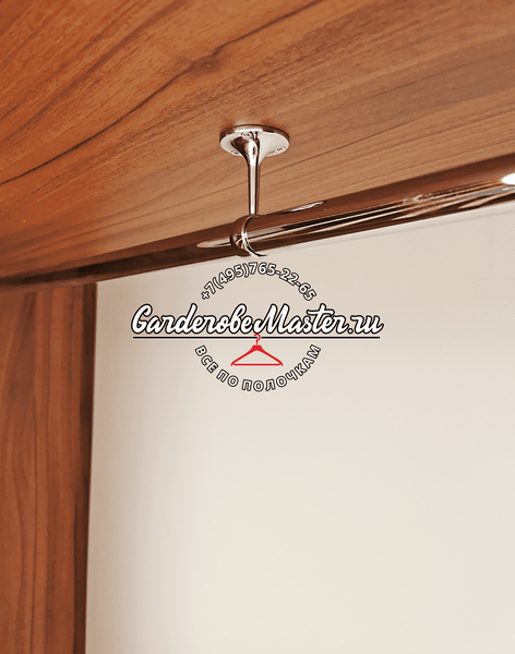 Встроенная гардеробная система из шпонированного МДФ с центральной секцией для одежды на штанге, верхними антресольными полками, боковыми открытыми секциями для хранения и выдвижным комодом на роликовых направляющих, предназначенная для компактных ниш и постирочных зон