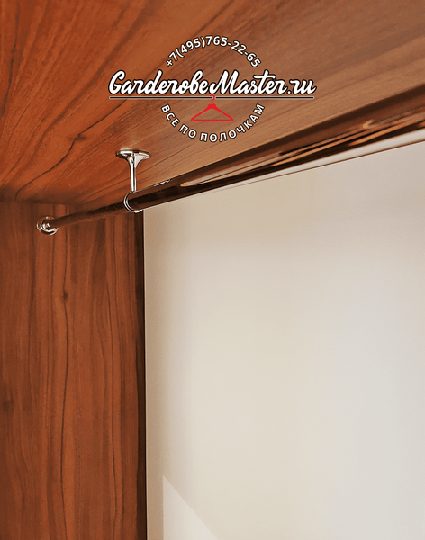 Деталь встроенной гардеробной системы с металлической хромированной штангой для одежды, закреплённой на потолочном держателе, предназначенной для надёжного хранения одежды в секциях с повышенной нагрузкой