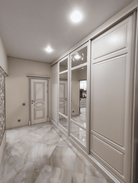 Встроенная гардеробная система с раздвижными фасадами и зеркальными вставками