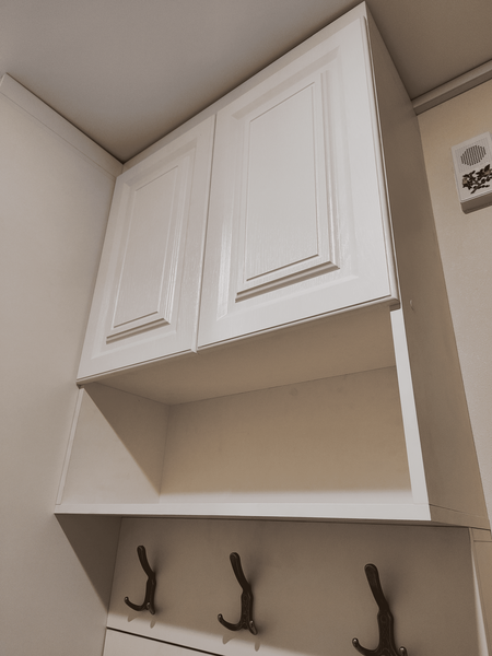 Встроенная гардеробная система с антресольными шкафами и классическими фасадами