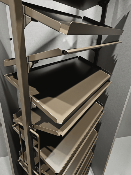 Выдвижная вертикальная система хранения обуви с металлическими лотками в гардеробной