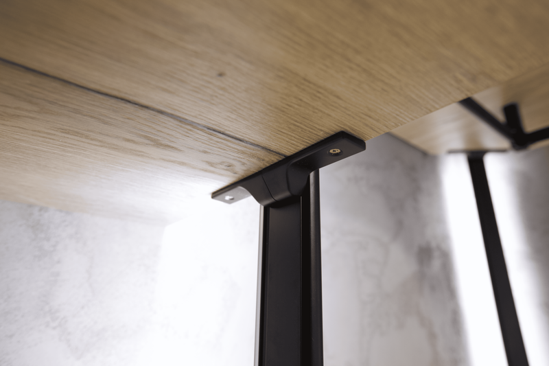 Корпусной комод в гардеробной с фасадами под натуральный дуб, интегрированные чёрные ручки, выдвижные ящики полного выдвижения, аккуратная подгонка текстуры и минималистичный дизайн.