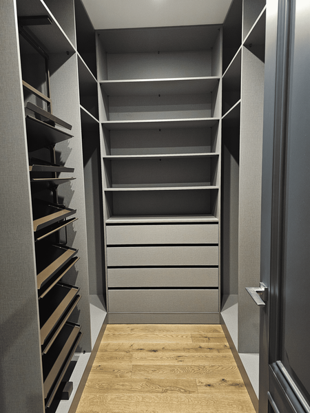 Встроенная гардеробная система с выдвижными обувными корзинами и центральным блоком хранения