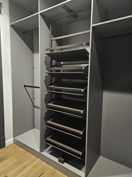Гардеробная комната с комбинированными секциями хранения, выдвижными модулями и нишами