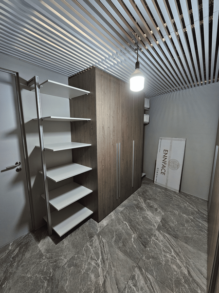 Гардеробная система с распашными фасадами под натуральное дерево и потолком с рейками