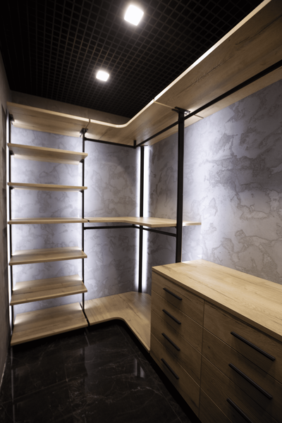 Открытая гардеробная с угловой компоновкой, деревянными полками и металлическим каркасом, интегрированной светодиодной подсветкой и функциональной зоной хранения с комодом