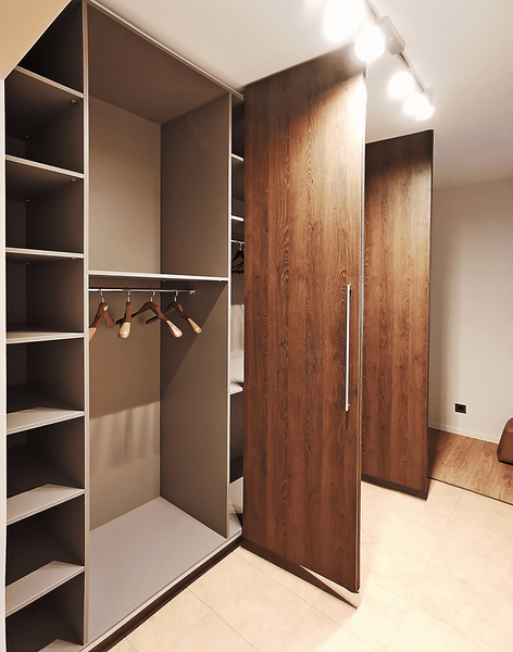 Гардеробная система с раздвижными фасадами под натуральное дерево и функциональным внутренним наполнением