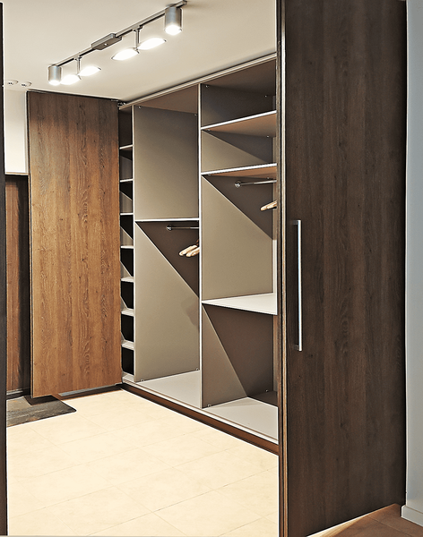Современная встроенная гардеробная с раздвижными дверями и комбинированной системой хранения