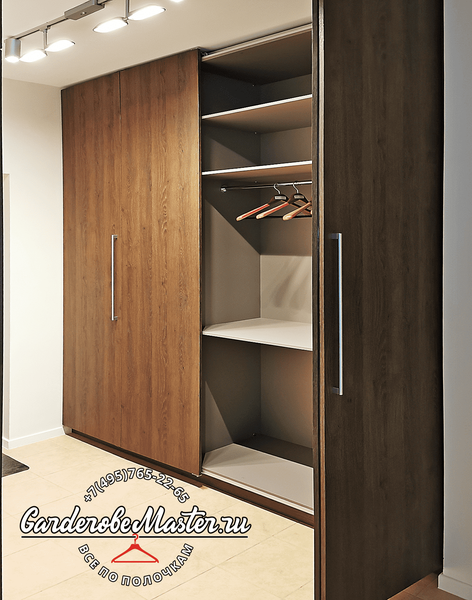 Встроенная гардеробная с раздвижными фасадами во всю высоту в современном стиле