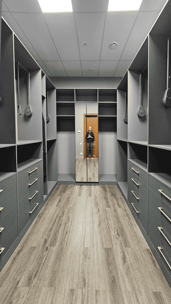 Классическая гардеробная комната с симметричной планировкой