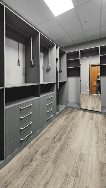 Классическая гардеробная с выдвижными ящиками и зеркалом