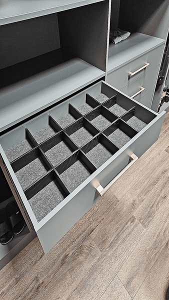 Выдвижной ящик классической гардеробной с органайзером