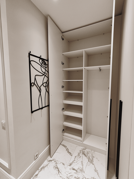 Классическая гардеробная с распашными фасадами в светлом интерьере