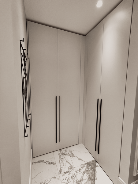 Классическая гардеробная с матовыми фасадами и угловой компоновкой