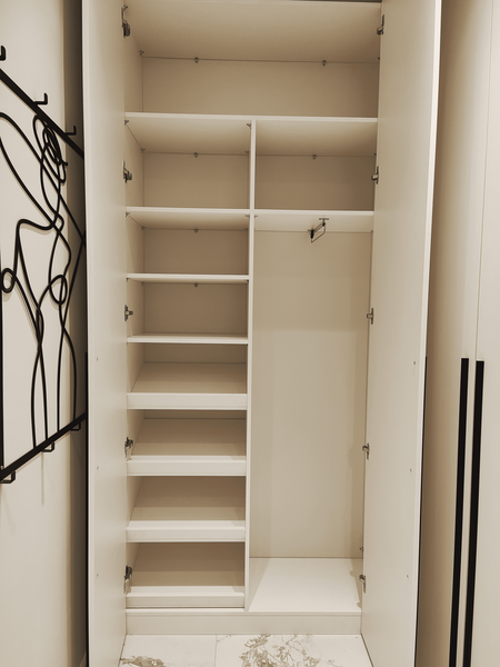 Классическая гардеробная с распашными дверями и продуманным внутренним наполнением