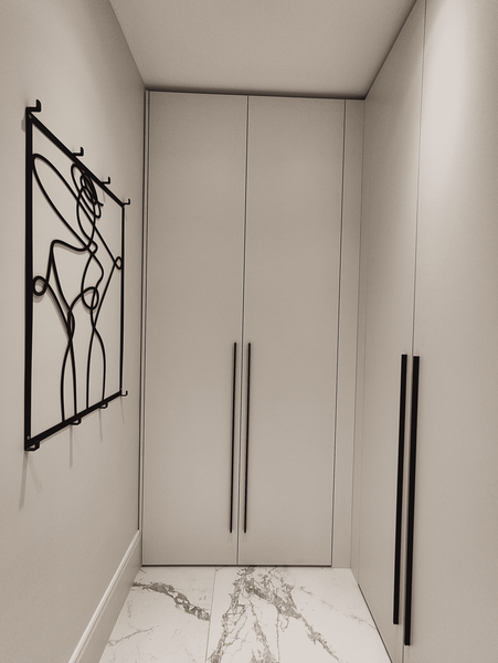 Классическая гардеробная в светлых тонах с аккуратной интеграцией в нишу