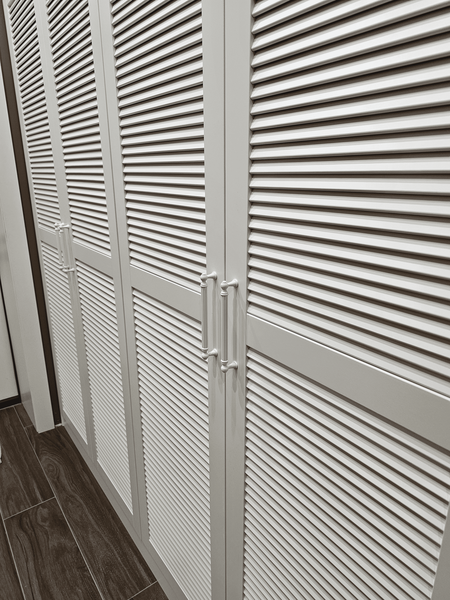 Классический шкаф с жалюзийными фасадами в прихожей