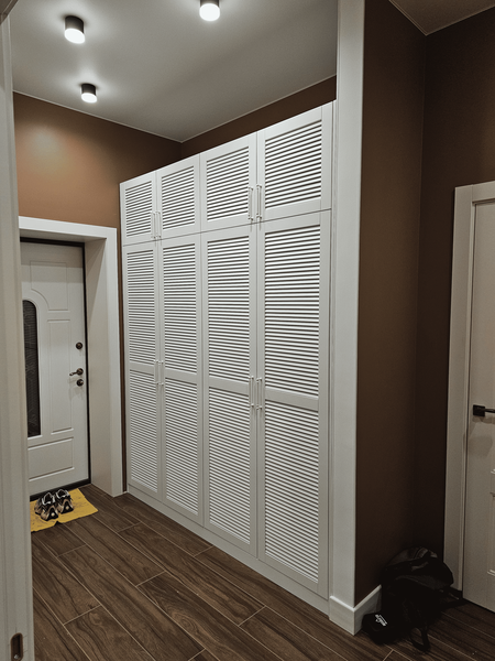 Белый шкаф с распашными жалюзийными дверями в классическом стиле