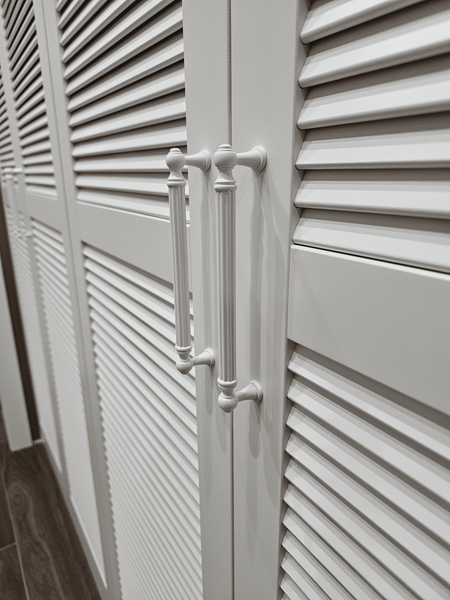 Деталь фурнитуры классического шкафа с жалюзийными фасадами