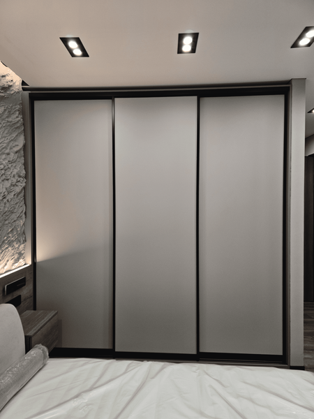 Раздвижной шкаф-купе с матовыми фасадами в спальне