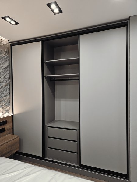 Встроенная гардеробная с раздвижными дверями и внутренними полками