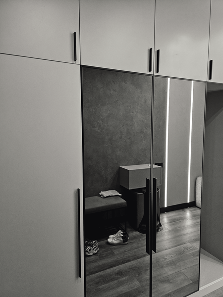 Шкаф в прихожей с зеркальными раздвижными фасадами во всю высоту, верхними антресольными модулями и нишей для размещения верхней одежды и обуви