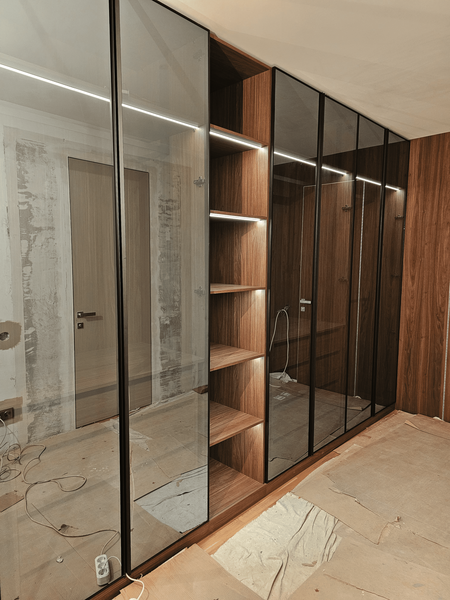 Шкаф на заказ со стеклянными фасадами в алюминиевом профиле