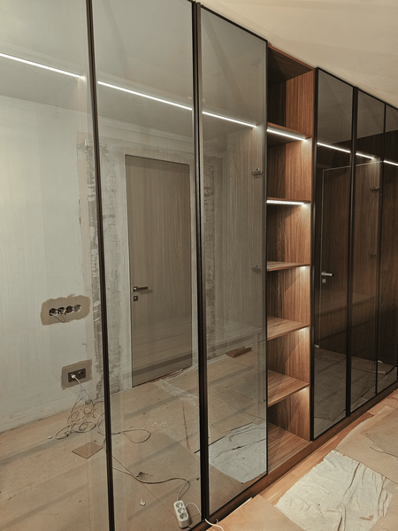 Шкаф на заказ с тонированным стеклом и открытыми секциями