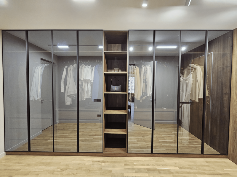 Шкаф на заказ со стеклянными фасадами в алюминиевом профиле