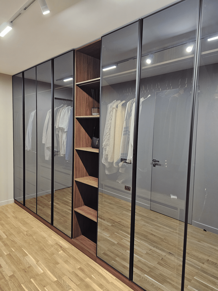 Шкаф на заказ с симметричной композицией и открытой секцией