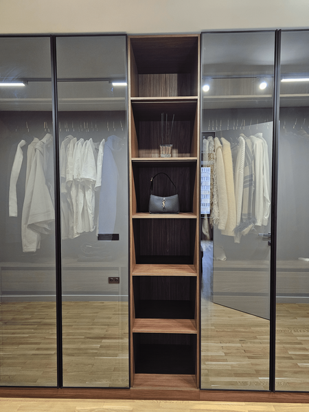 Шкаф на заказ со стеклянными фасадами и центральной открытой секцией