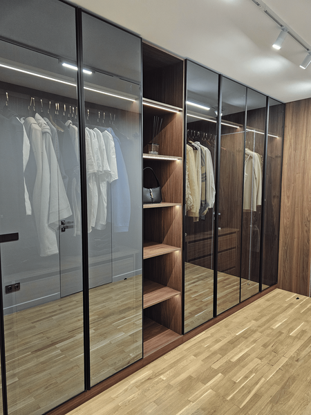 Шкаф на заказ с симметричной композицией и зеркальным стеклом