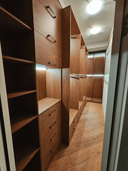 Гардеробная система на заказ в нише с подсветкой