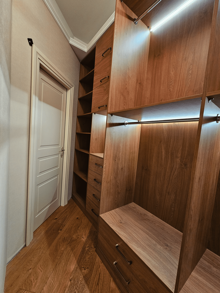 Гардеробная система с выдвижными ящиками и полками