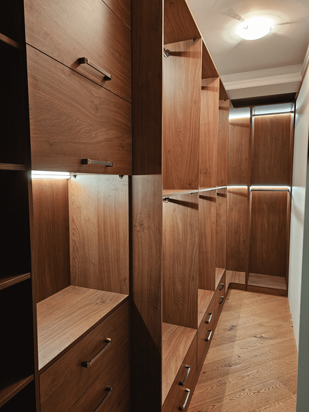 Гардеробная система с подсветкой и штангами для одежды