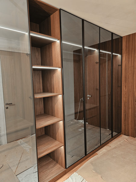 Шкаф на заказ с тонированными стеклянными фасадами