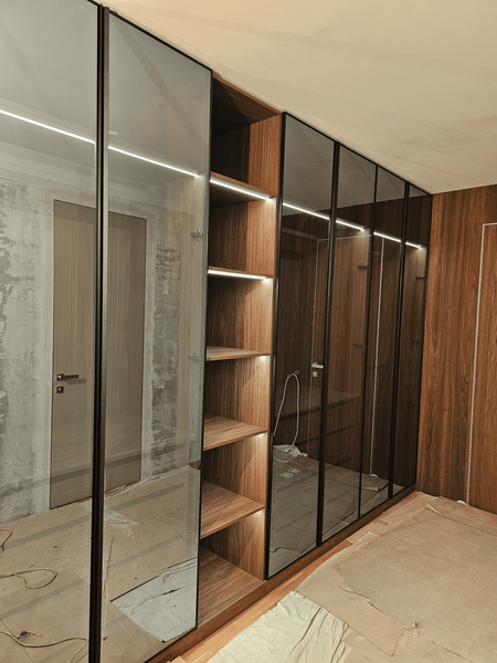 Шкаф на заказ со стеклянными дверями и подсветкой