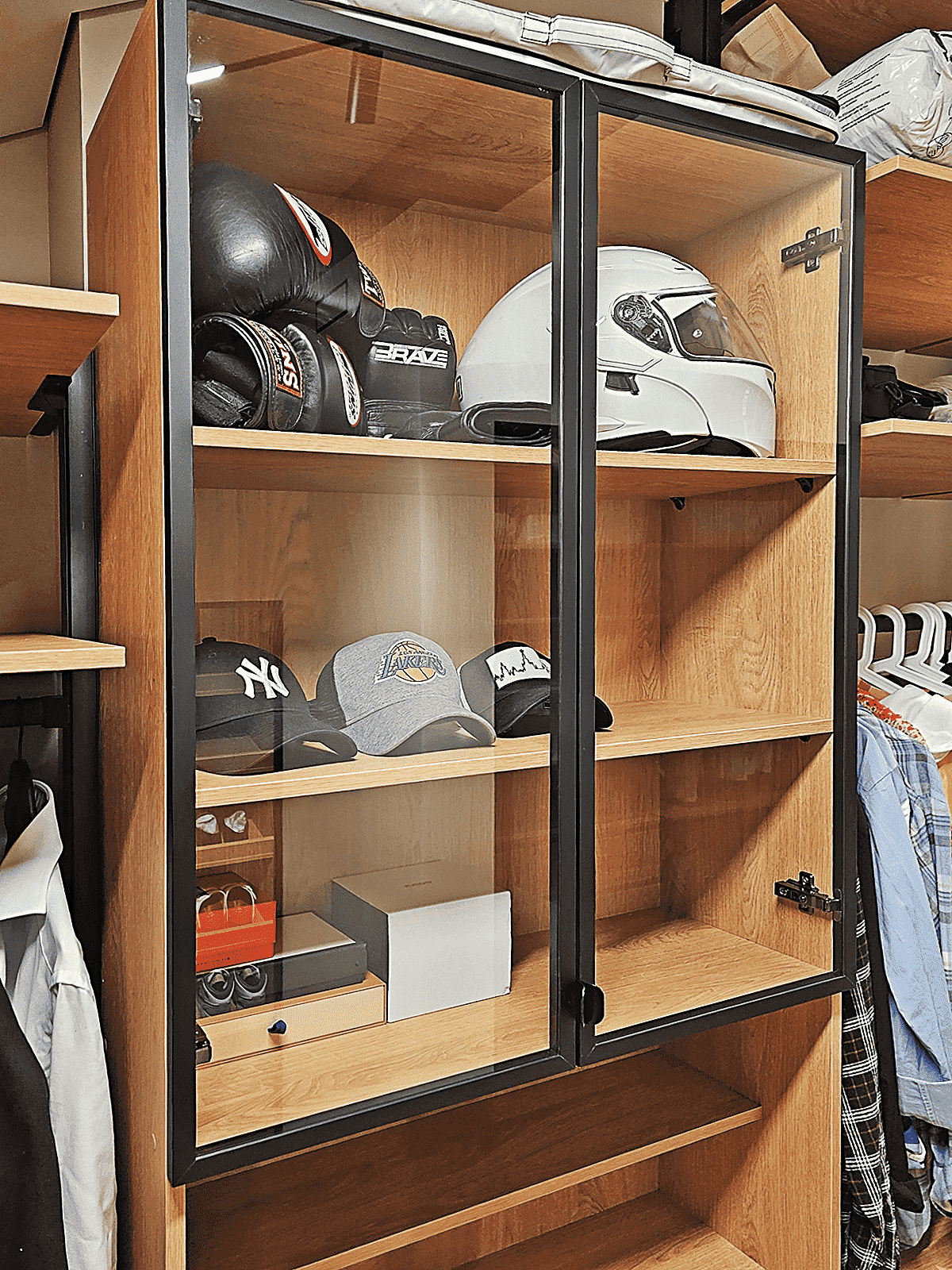 Гардеробная Stilos Black из алюминиевых профилей EUREKA с индивидуальным дизайном