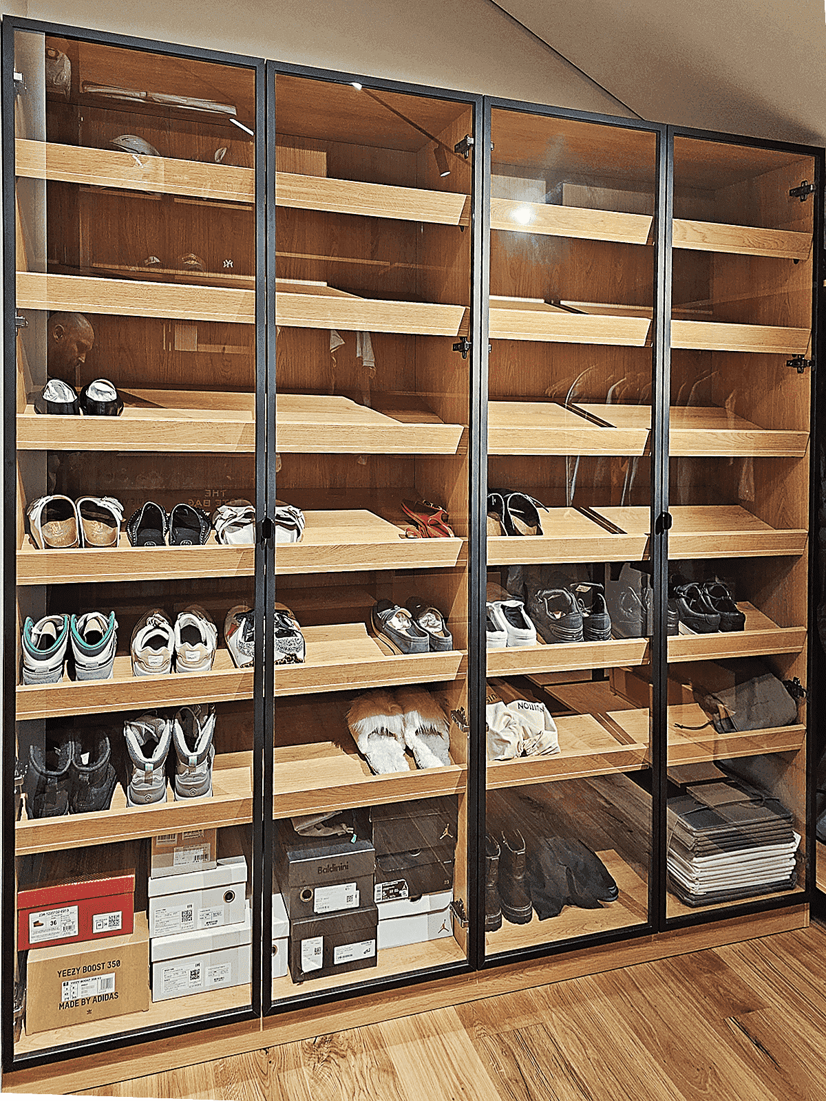 Гардеробная Stilos Black из алюминиевых профилей EUREKA с индивидуальным дизайном