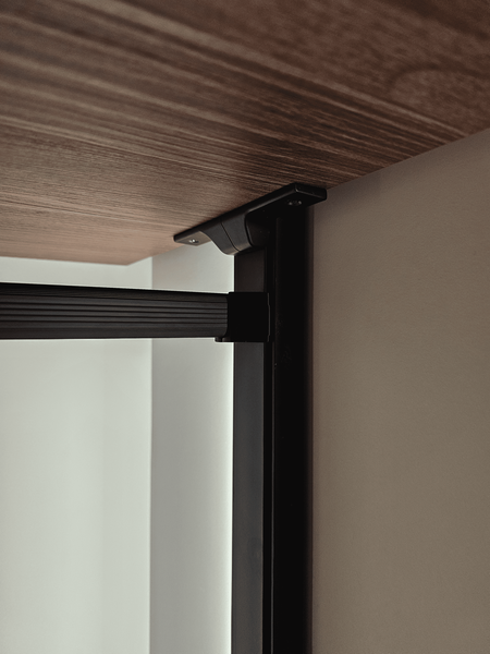 Открытая гардеробная Eureka Stilos: деталь крепления металлической стойки к полке, акцент на конструкцию и качество исполнения