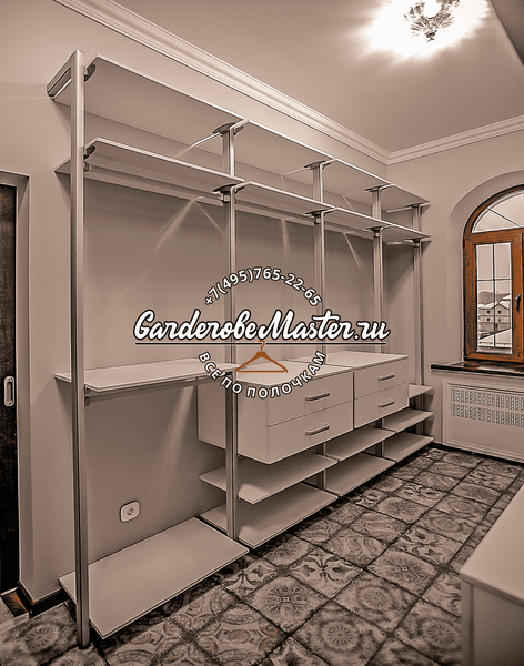 Линейная открытая гардеробная система с вертикальными алюминиевыми стойками, полками и выдвижными модулями, интегрированная в интерьер с классическим окном и симметричной компоновкой хранения