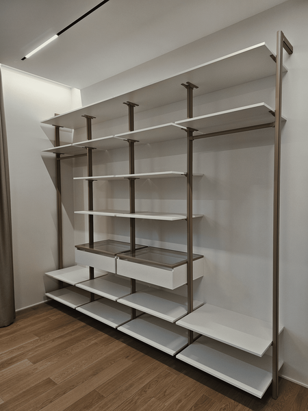 Открытая гардеробная Eureka Stilos в интерьере: модульная система хранения с комбинированными полками и выдвижными ящиками