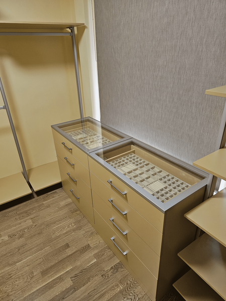 Открытая гардеробная система Eureka Stilos с модульными секциями, вертикальными металлическими стойками и регулируемыми полками, предназначенная для организации хранения одежды, обуви и аксессуаров в современном интерьере