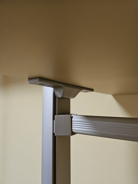 Конструктивный узел крепления полки и горизонтальной штанги в открытой гардеробной системе Eureka Stilos, демонстрирующий металлический профиль, точную геометрию соединений и надёжную фиксацию элементов